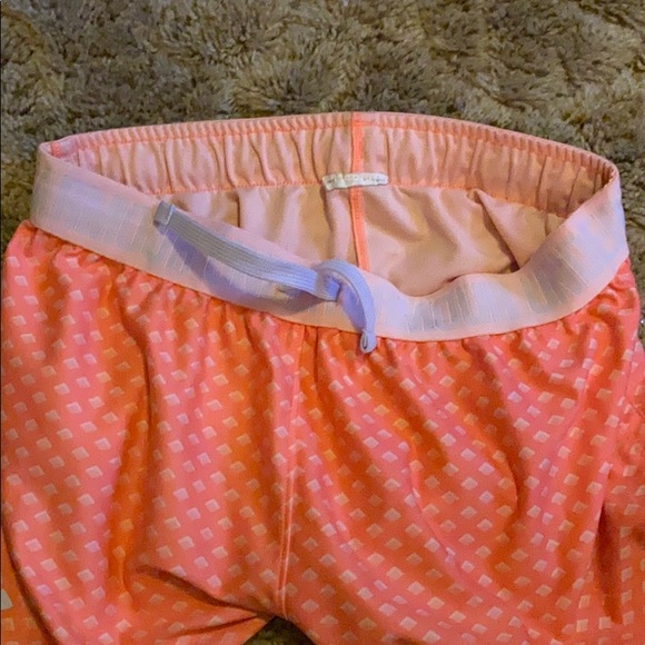 Under Armour Peachy shorts - Picture 2 of 4